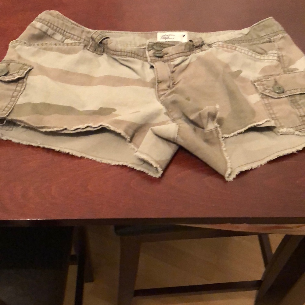 American Eagle camouflage shorts & white tank top. - Picture 2 of 3